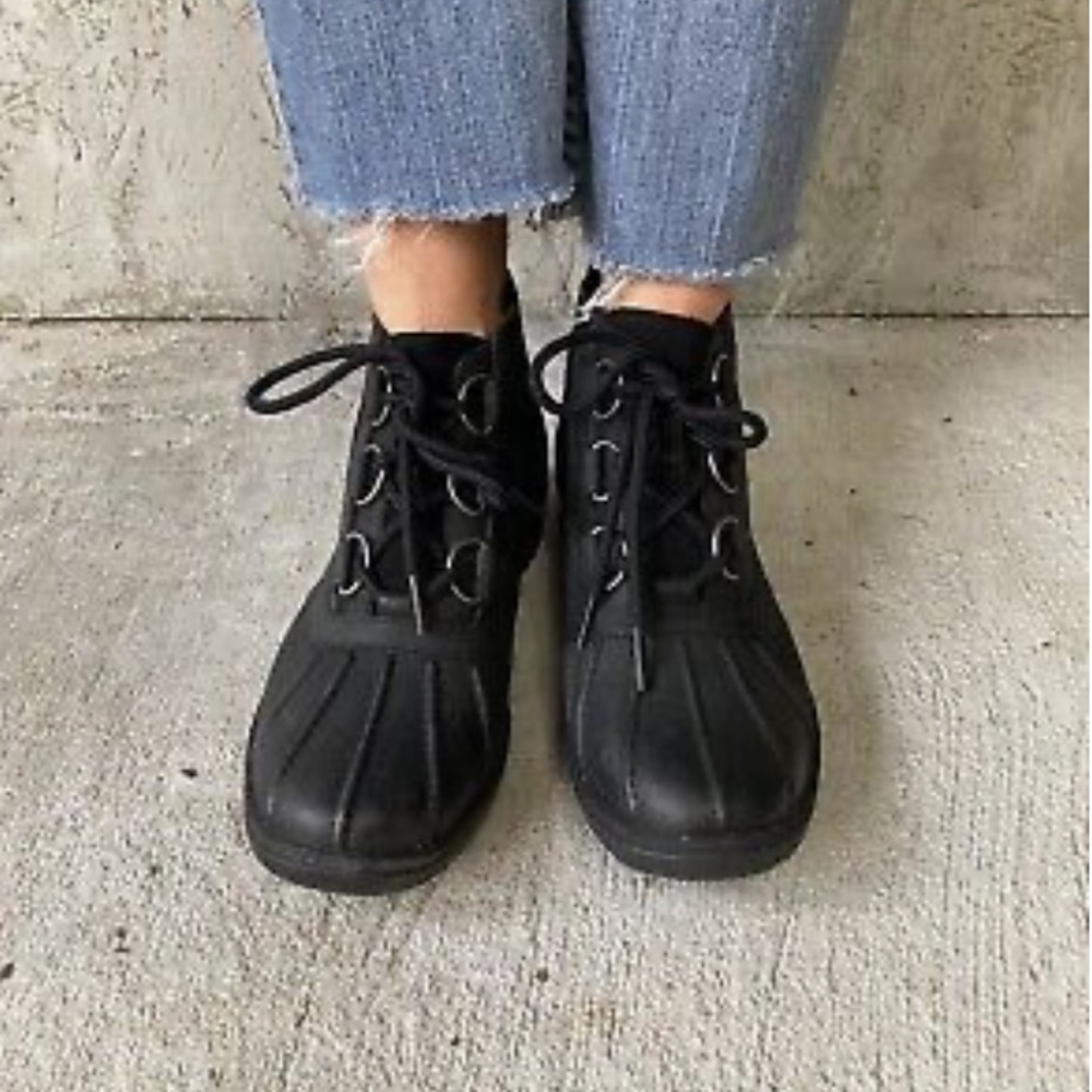 UGG WP Black Leather & Suede Lace Up Ankle Boot With Shearling Insole Size 9